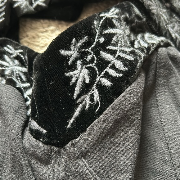 Black corset like top with velvet embroidered straps - Picture 9 of 9